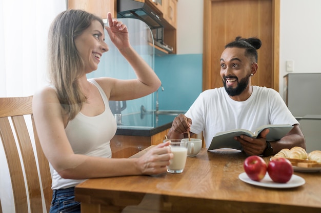 Hombre y mujer comiendo juntos durante la desintoxicación digital