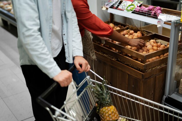 Hombre y mujer de compras en el supermercado