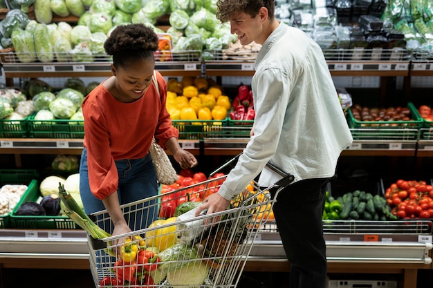 Foto gratuita hombre y mujer de compras en el supermercado