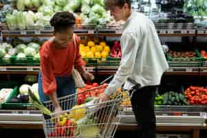 Foto gratuita hombre y mujer de compras en el supermercado