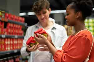 Foto gratuita hombre y mujer de compras en el supermercado