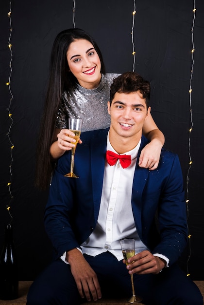 Foto gratuita hombre y mujer con copas de champagne