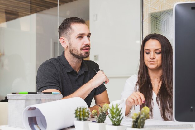 Hombre y mujer coworking en la oficina