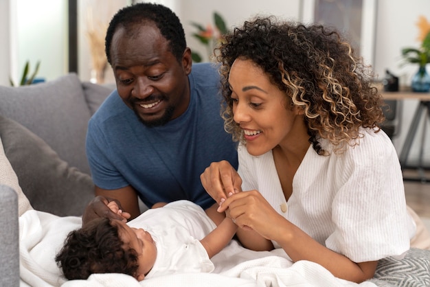 Foto gratuita hombre y mujer cuidando a su bebé