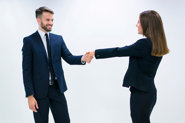 Hombre y mujer dándose la mano