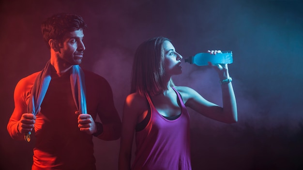 Hombre y mujer después del entrenamiento en el estudio