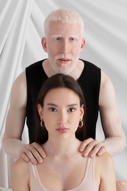 Foto gratuita hombre y mujer con diferentes características únicas.