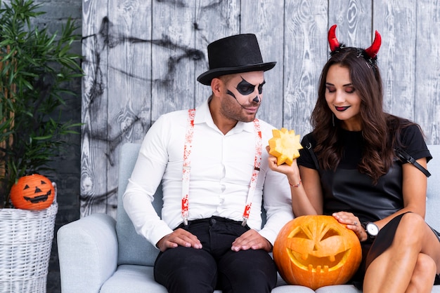 Hombre y mujer en disfraces de halloween