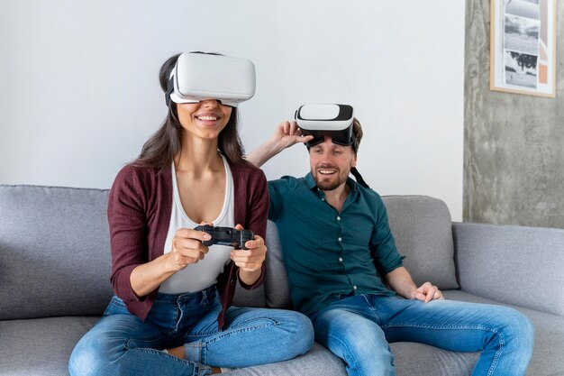 Hombre y mujer divirtiéndose en casa con casco de realidad virtual jugando videojuegos