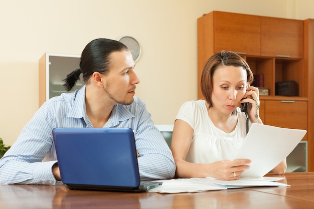 Hombre y mujer con el documento financiero