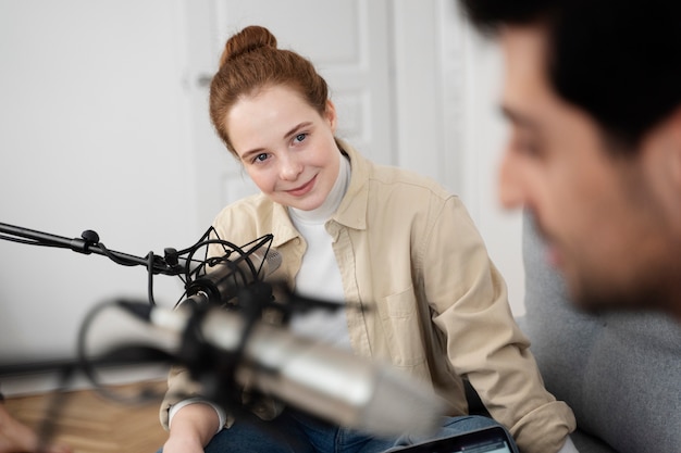 Hombre y mujer ejecutando un podcast juntos en el estudio