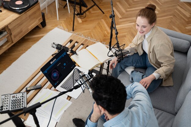 Hombre y mujer ejecutando un podcast juntos en el estudio