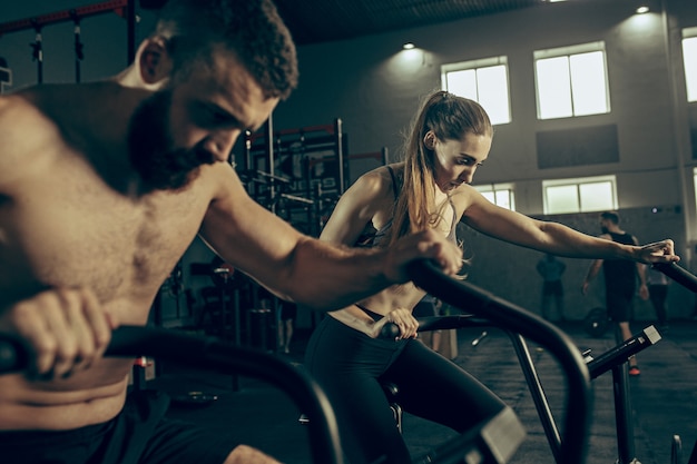 Hombre y mujer durante los ejercicios en el gimnasio.