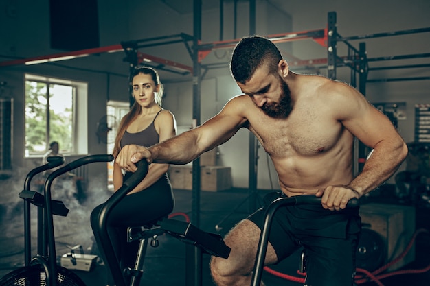 Hombre y mujer durante los ejercicios en el gimnasio.