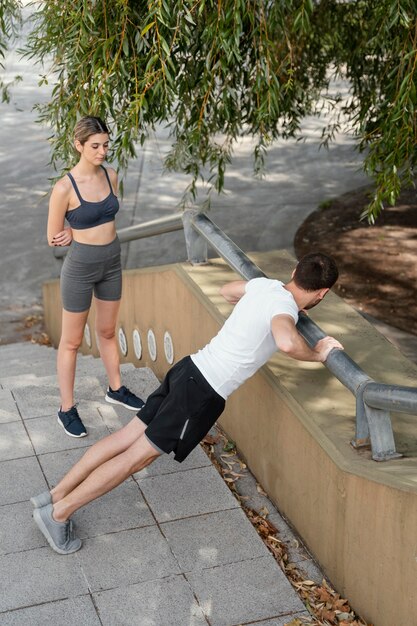 Hombre y mujer, ejercitar, juntos, aire libre