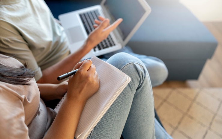 Foto gratuito hombre y mujer, elaboración, lista de compras, con, computador portatil