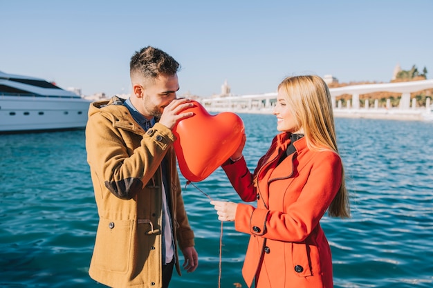 Hombre y mujer en fecha con globo