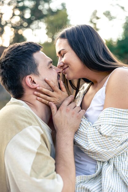 Un hombre y una mujer felices se tocan tiernamente afuera