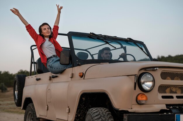 Hombre y mujer feliz viajando juntos en coche