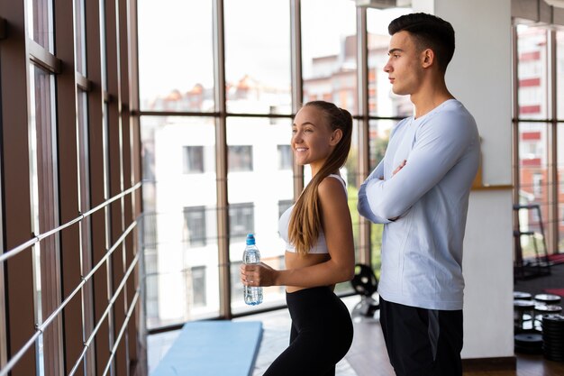 Hombre y mujer en el gimnasio con descanso