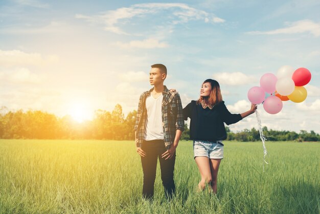 Hombre y mujer con globos de colores