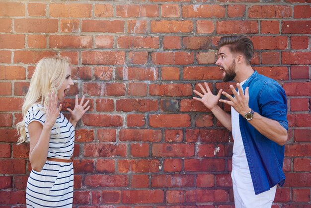 Hombre y mujer gritando el uno al otro