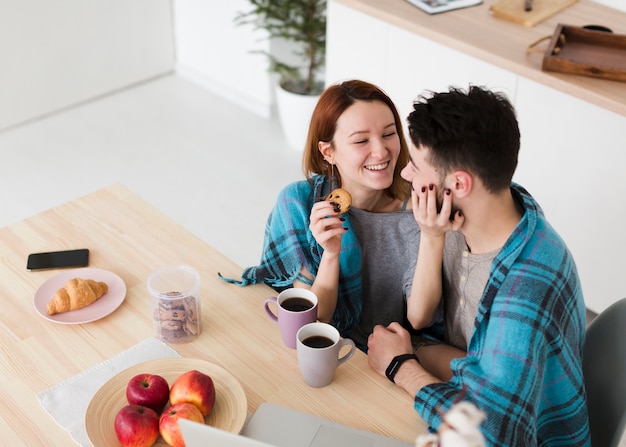 Foto gratuita hombre y mujer hablando alta vista