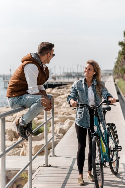 Hombre y mujer hablando junto a una bicicleta