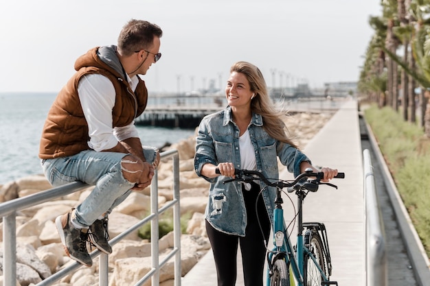 Hombre y mujer hablando junto a una bicicleta