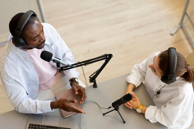 Hombre y mujer hablando en un podcast