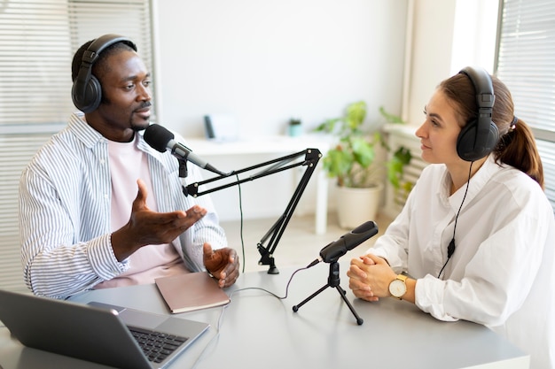 Hombre y mujer hablando en un podcast