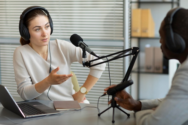 Hombre y mujer hablando en un podcast