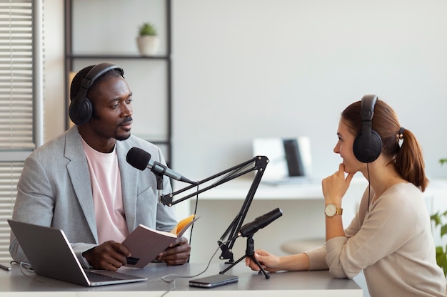 Foto gratuita hombre y mujer hablando en un podcast