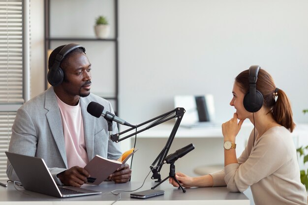 Hombre y mujer hablando en un podcast