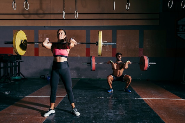 Foto gratuita hombre y mujer haciendo culturismo