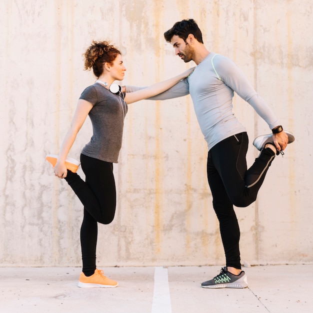 Hombre y mujer haciendo ejercicio juntos