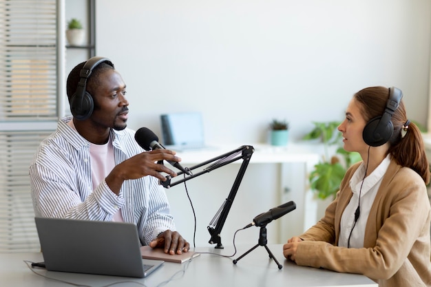 Foto gratuita hombre y mujer haciendo un podcast