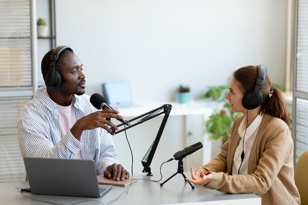 Foto gratuita hombre y mujer haciendo un podcast