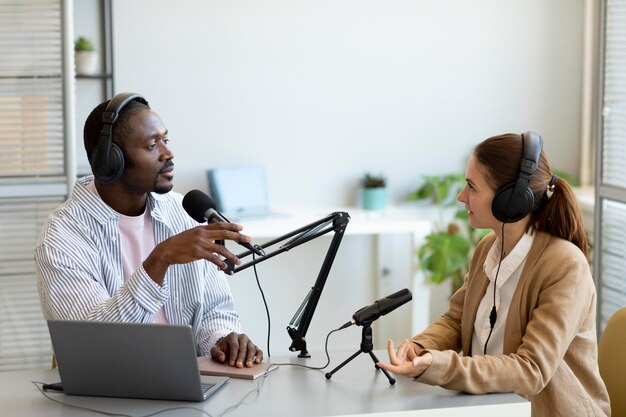 Hombre y mujer haciendo un podcast