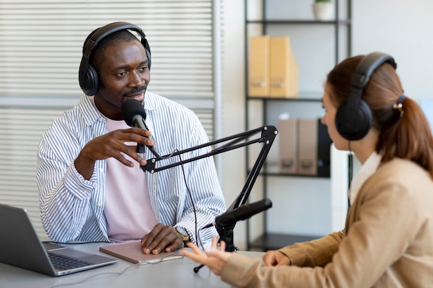 Foto gratuita hombre y mujer haciendo un podcast