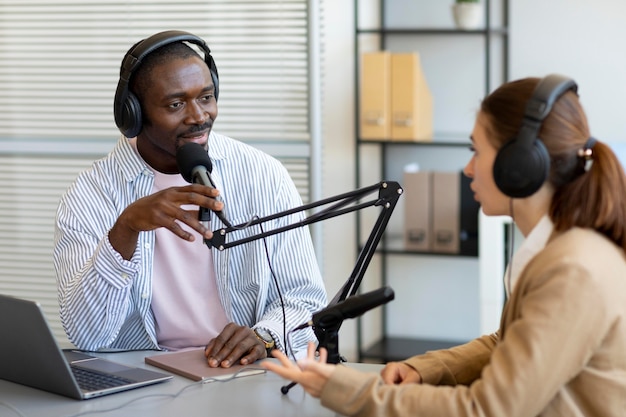 Hombre y mujer haciendo un podcast