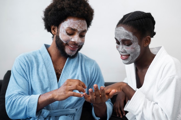 Hombre y mujer haciendo un tratamiento de belleza en casa