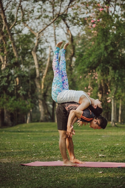 Foto gratuita hombre y mujer haciendo yoga