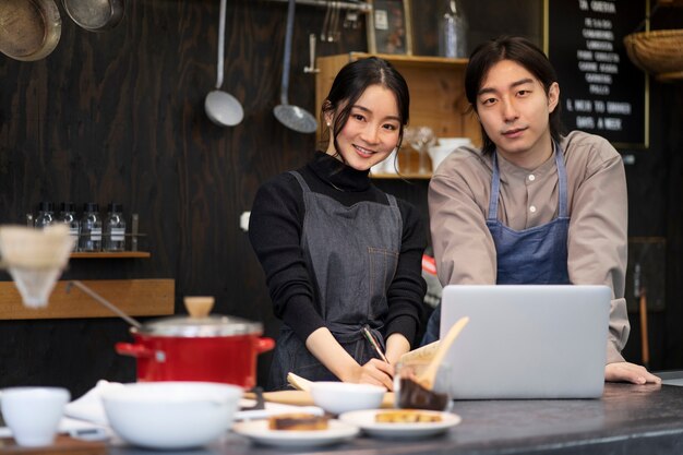 Hombre y mujer japoneses posando en un restaurante