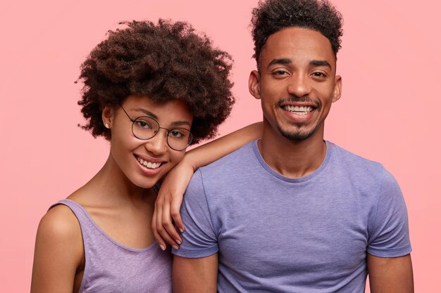 Hombre y mujer joven afroamericana