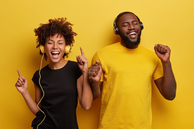 Hombre y mujer joven escuchando música en auriculares