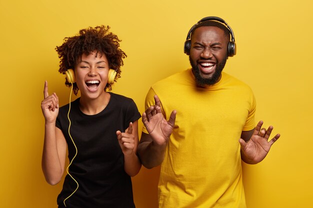 Hombre y mujer joven escuchando música en auriculares