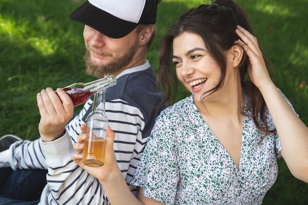 Un hombre y una mujer jóvenes en un picnic en una cita juntos