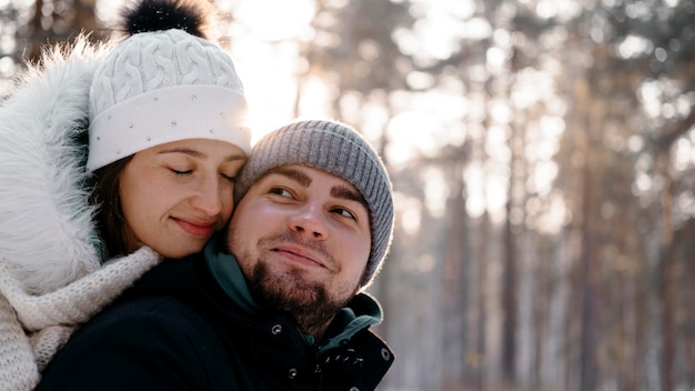 Hombre y mujer juntos al aire libre en invierno