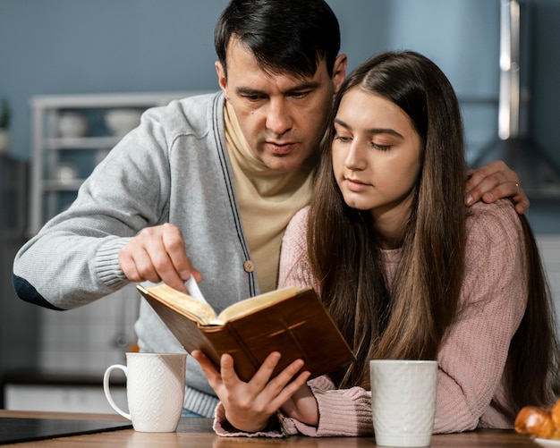 Foto gratuita hombre y mujer leyendo la biblia